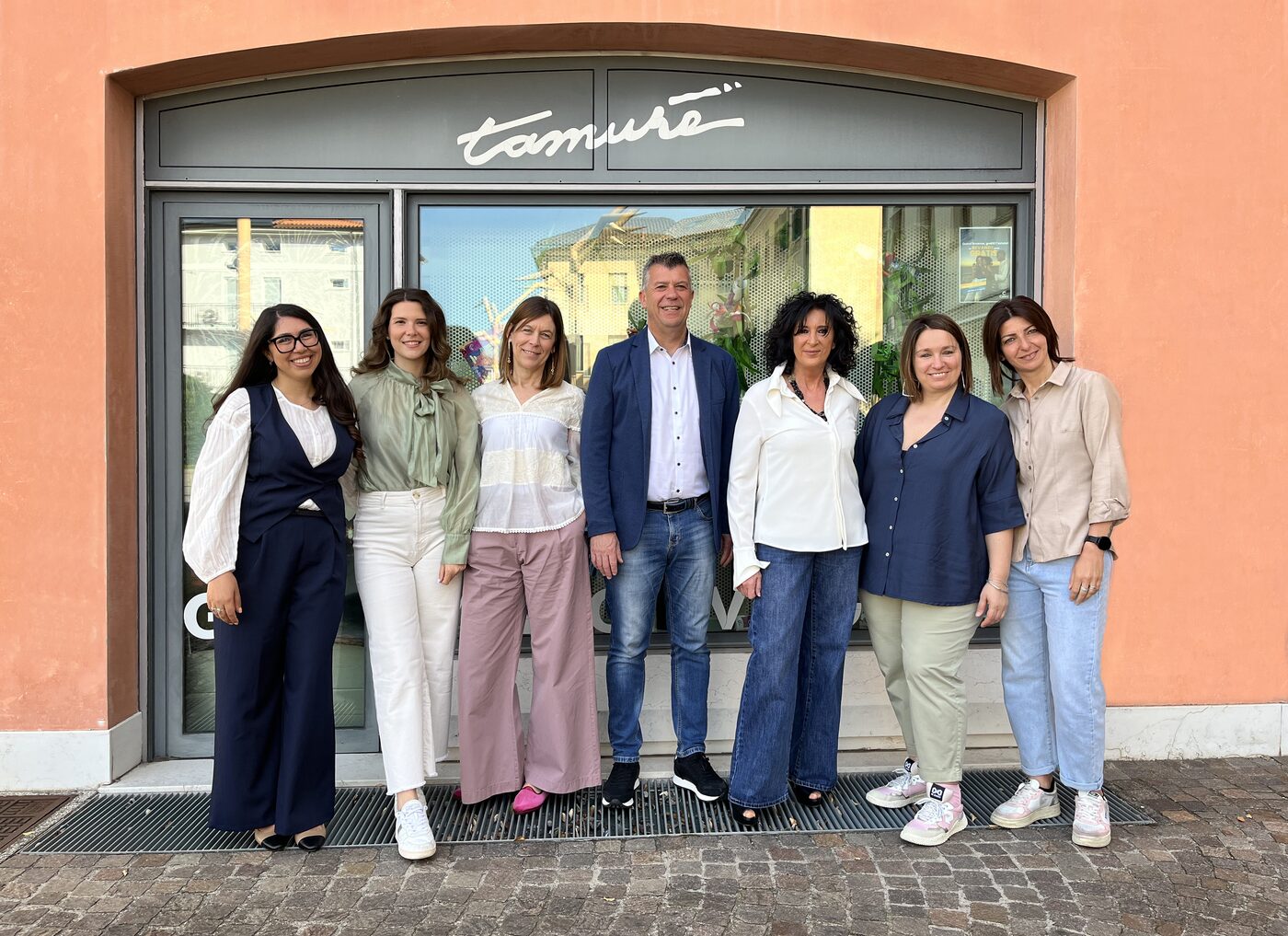 Il team di Tamuré Viaggi davanti all’agenzia di Via Roma a Montebelluna